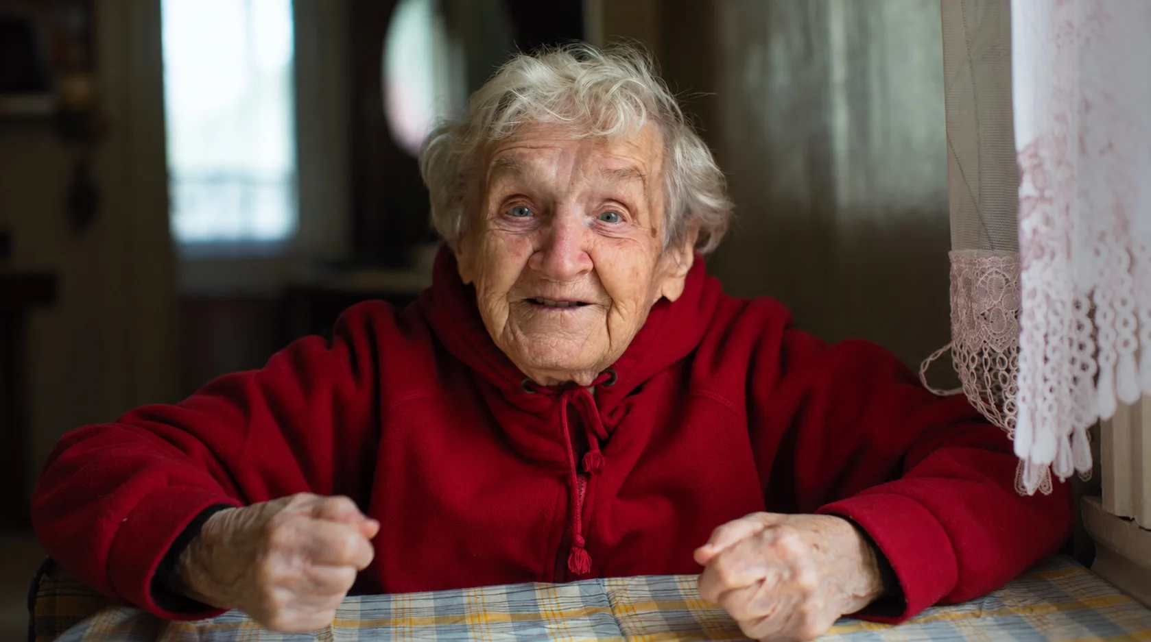 κα Ελένη, 93 ετών, στην κουζίνα της