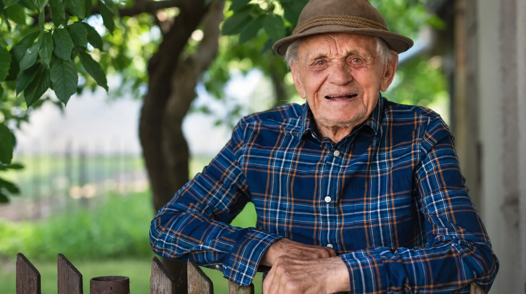 κ. Νίκος, 91 ετών, στον κήπο του